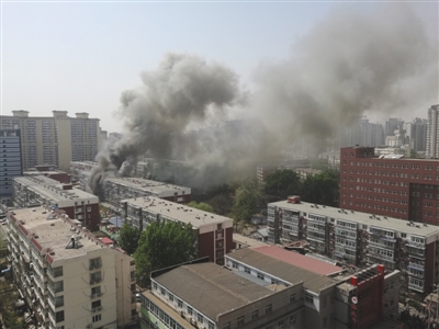 昨日，北京海淀區(qū)紅聯(lián)南村小區(qū)施工工地挖斷燃氣管道，造成爆炸引發(fā)居民樓火災(zāi)，致1死2傷，發(fā)生爆炸起火現(xiàn)場濃煙滾滾。CICPHOTO/總匯 攝