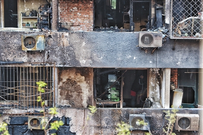 爆燃后的居民樓現(xiàn)場。