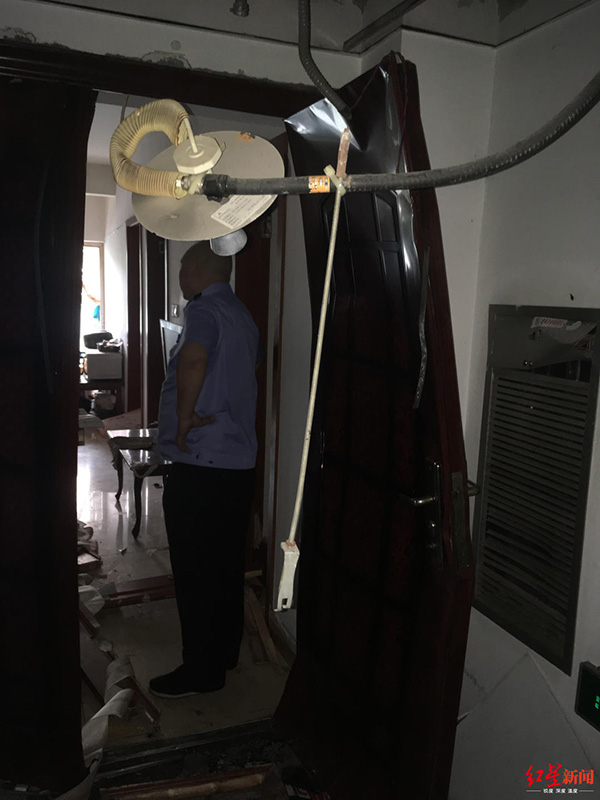 小區(qū)住戶屋內爆炸，防盜門整體已經彎曲